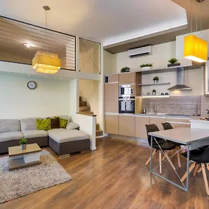 Spacious & Stylish In Downtown Budapest