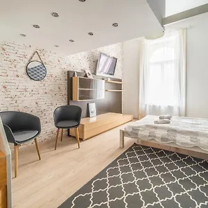 Susan Near Blaha Lujza Square Апартаменты
